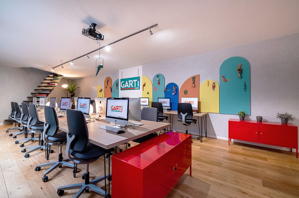Grand espace de travail de l'école GARTI à Neuilly-sur-Seine, aménagé comme un studio de création