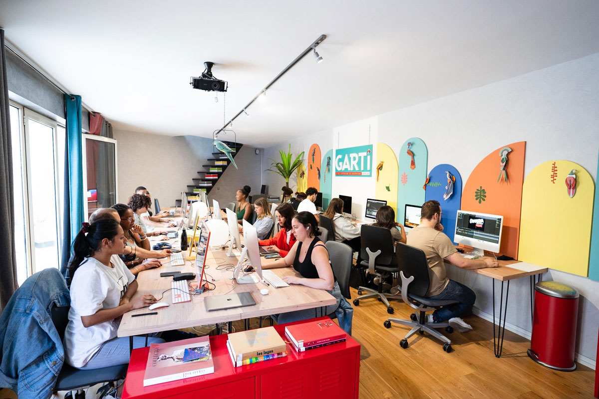 Étudiants en cours à l'école supérieure de graphisme GARTI
