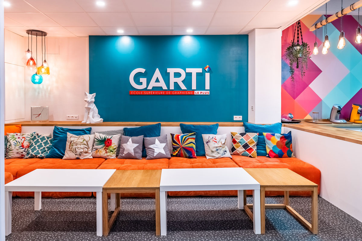 Espace de repos orange du campus GARTI, lieu d'échange entre étudiants